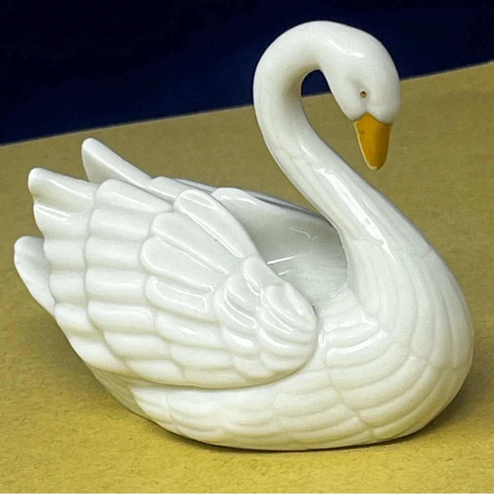 Lenox Porcelain 3” Swan Wedding cake topper/place setting holder 24k gold beak - Picture 9 of 10